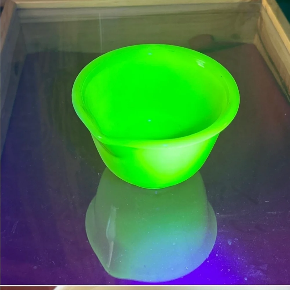 Vintage Jadeite Uranium Thick Glass Mixing Bowl w/Spout 4 1/2
